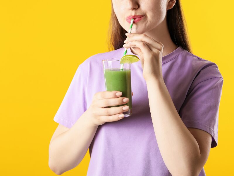 ストローで飲む